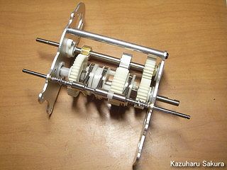 タミヤ ハイラックス・ハイリフト製作記 ～ ギヤシャフトの取り付け完了